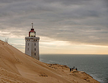 Der Leuchtturm, Rubjerg Knude Fyr, mit dem ganzen Sand und der Nordsee im Hintergrund