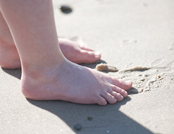 Bloße Füße im Sand beim Saltum Strand