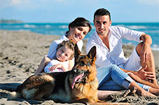 Familie und Hund am Strand