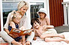 Gemütlichkeit auf der Terrasse im Ferienhaus mit Vorlesen